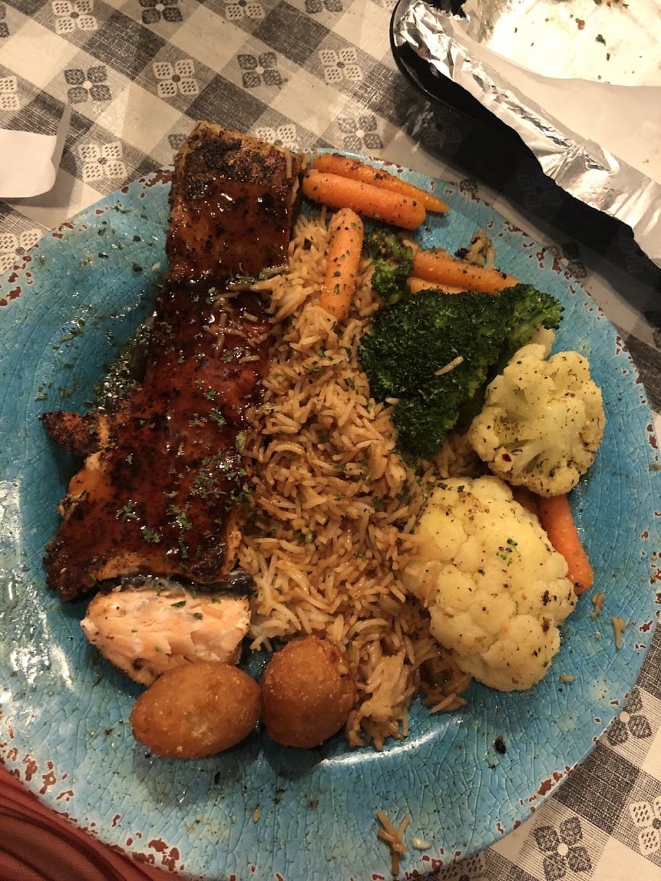Restaurant menu with breakfast bowls, snacks, and seafood.